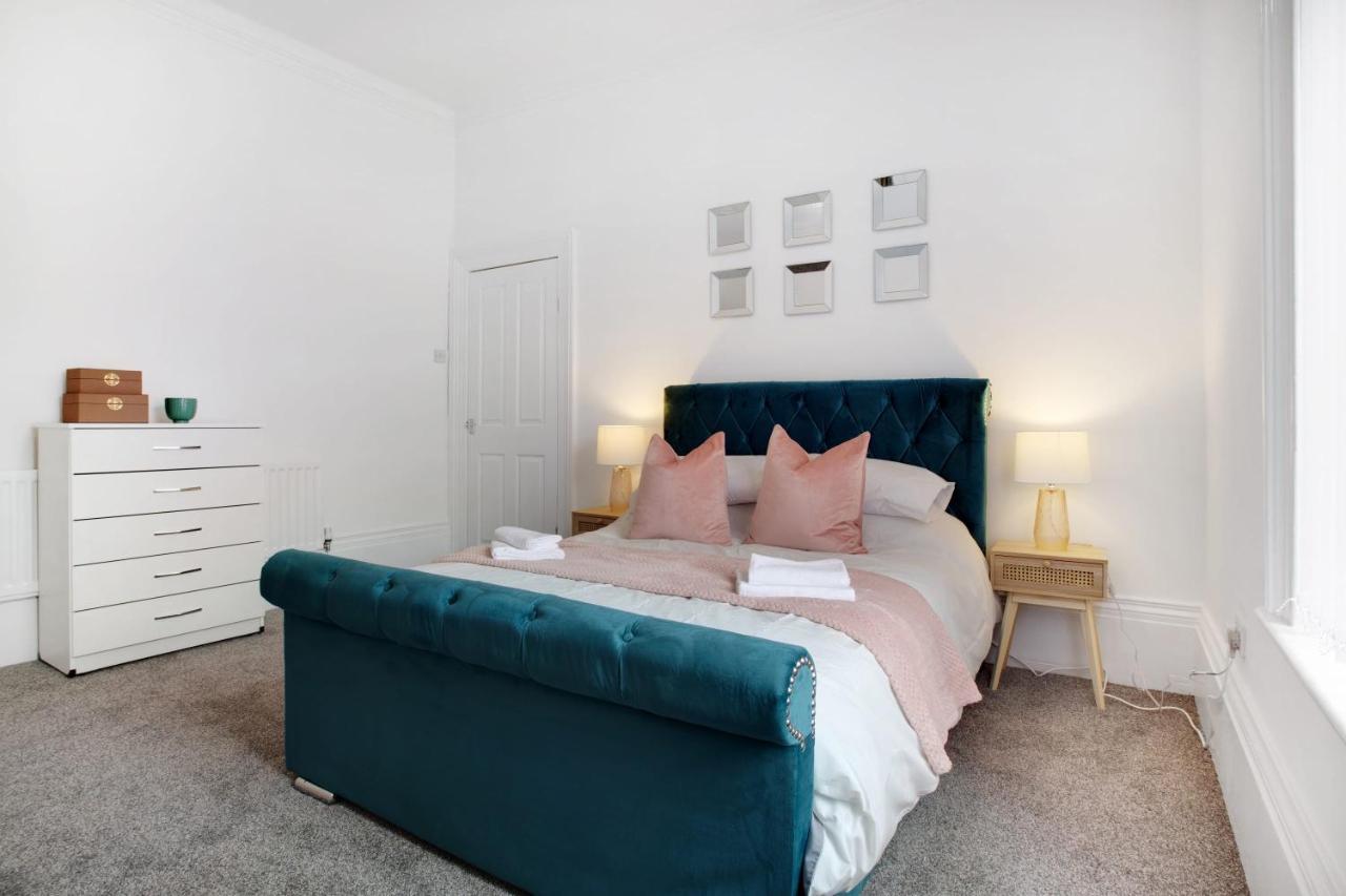 Stunning 4-Bedroom, 2 Bathrooms In Sunderland Sunderland  Bagian luar foto