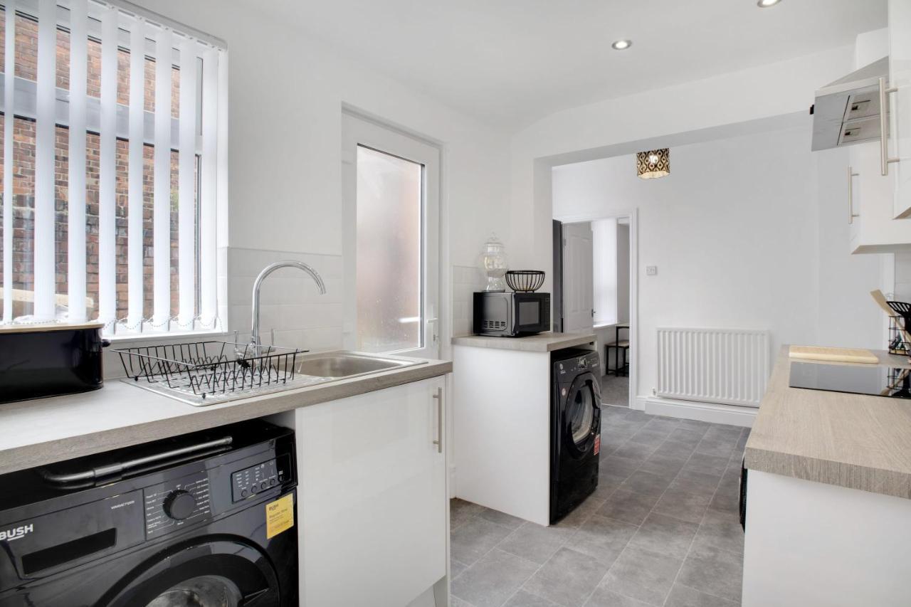 Stunning 4-Bedroom, 2 Bathrooms In Sunderland Sunderland  Bagian luar foto