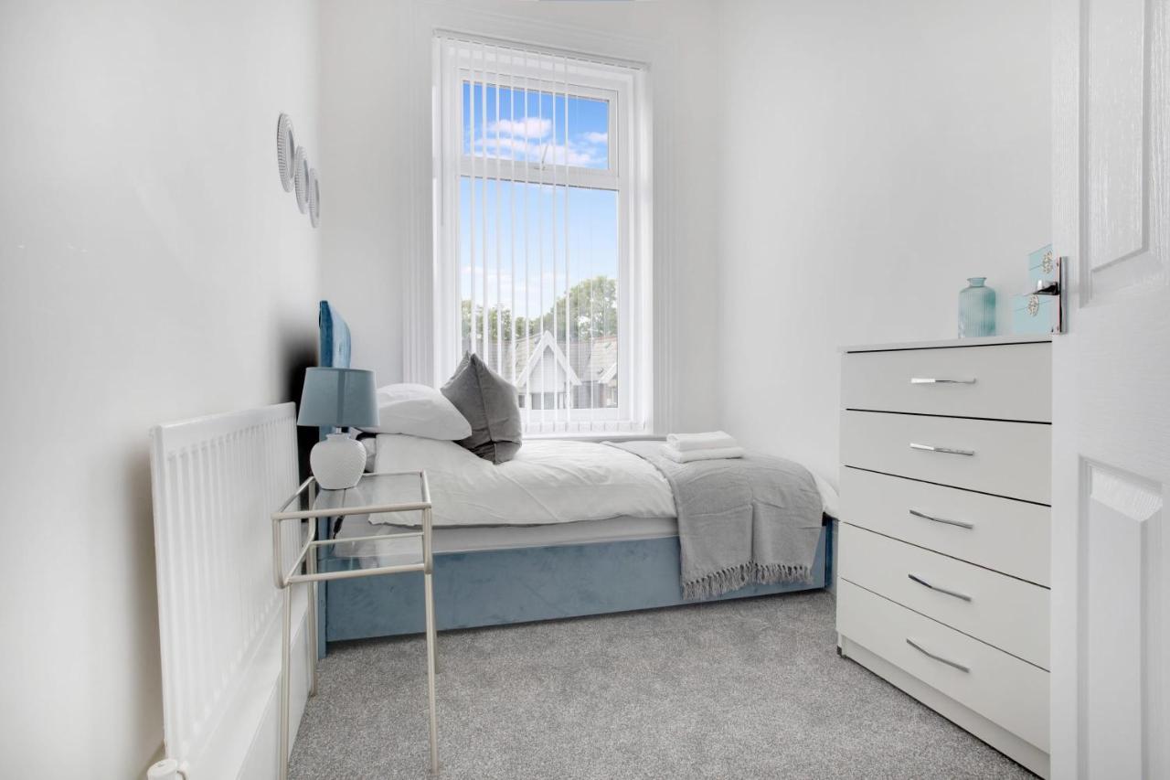 Stunning 4-Bedroom, 2 Bathrooms In Sunderland Sunderland  Bagian luar foto