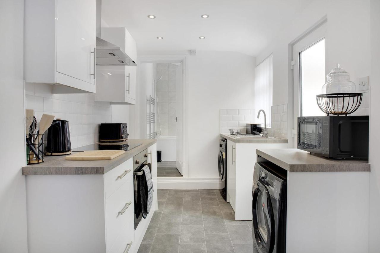 Stunning 4-Bedroom, 2 Bathrooms In Sunderland Sunderland  Bagian luar foto