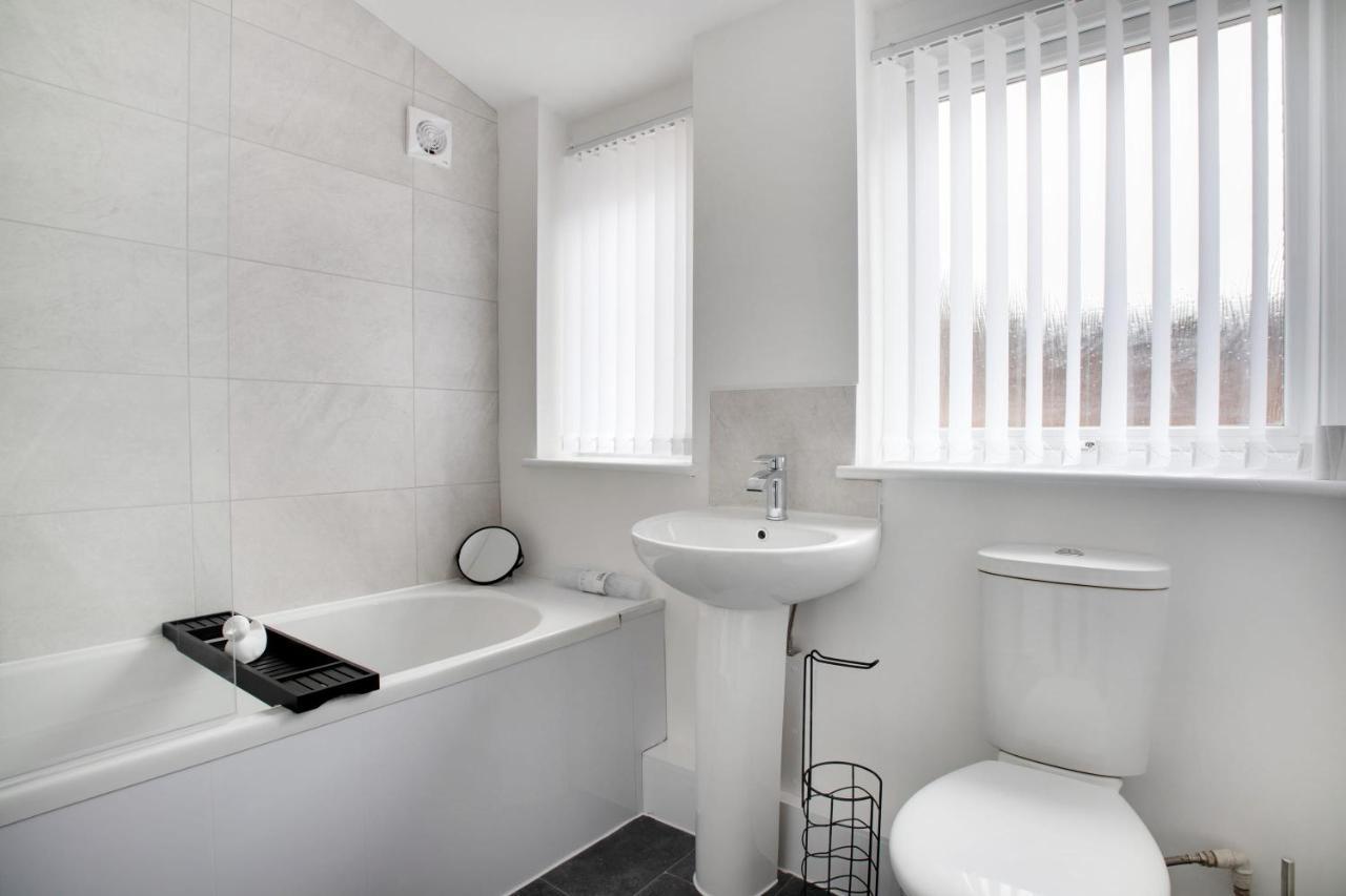 Stunning 4-Bedroom, 2 Bathrooms In Sunderland Sunderland  Bagian luar foto