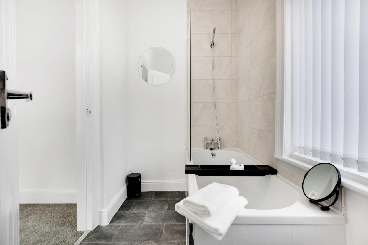 Stunning 4-Bedroom, 2 Bathrooms In Sunderland Sunderland  Bagian luar foto