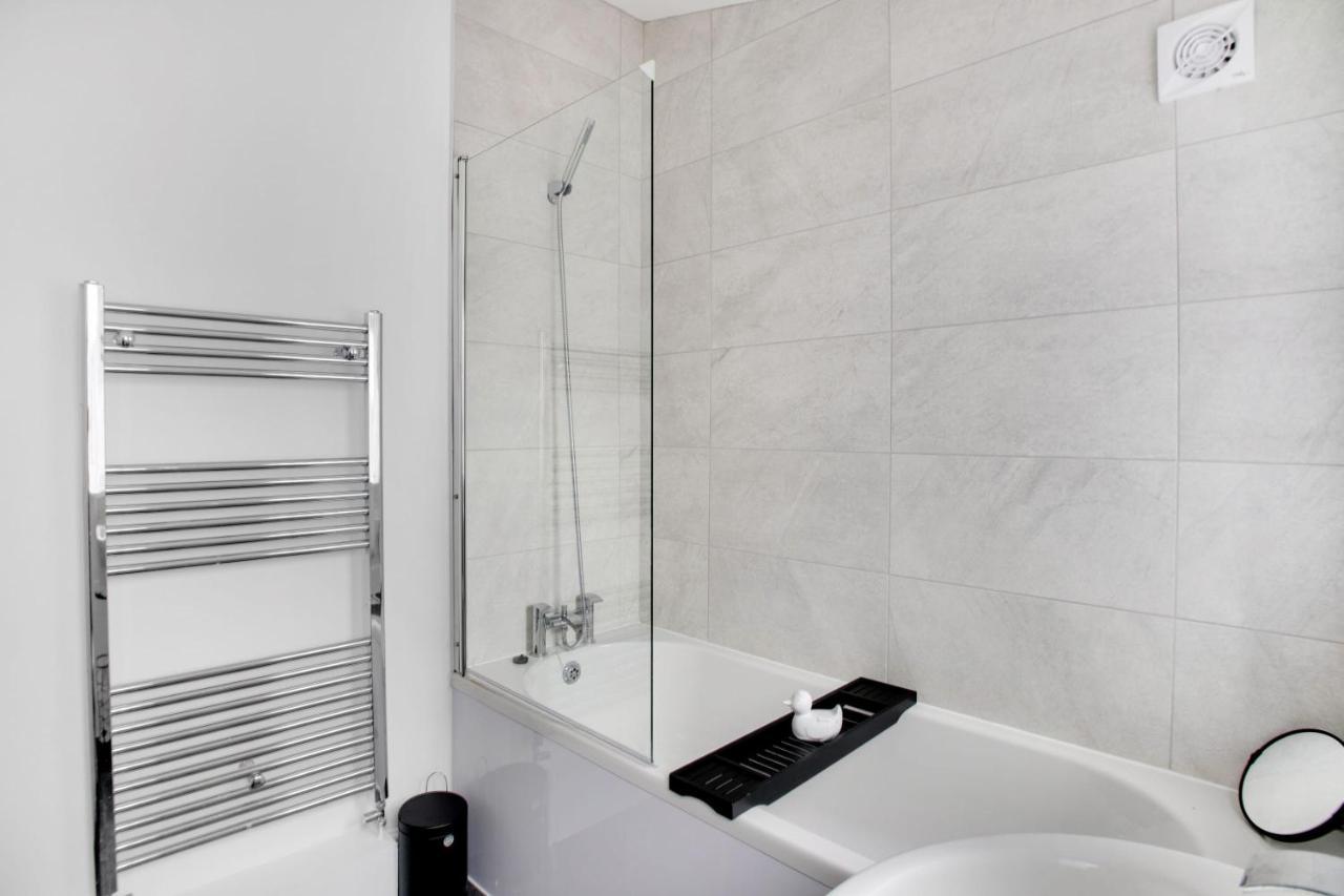 Stunning 4-Bedroom, 2 Bathrooms In Sunderland Sunderland  Bagian luar foto
