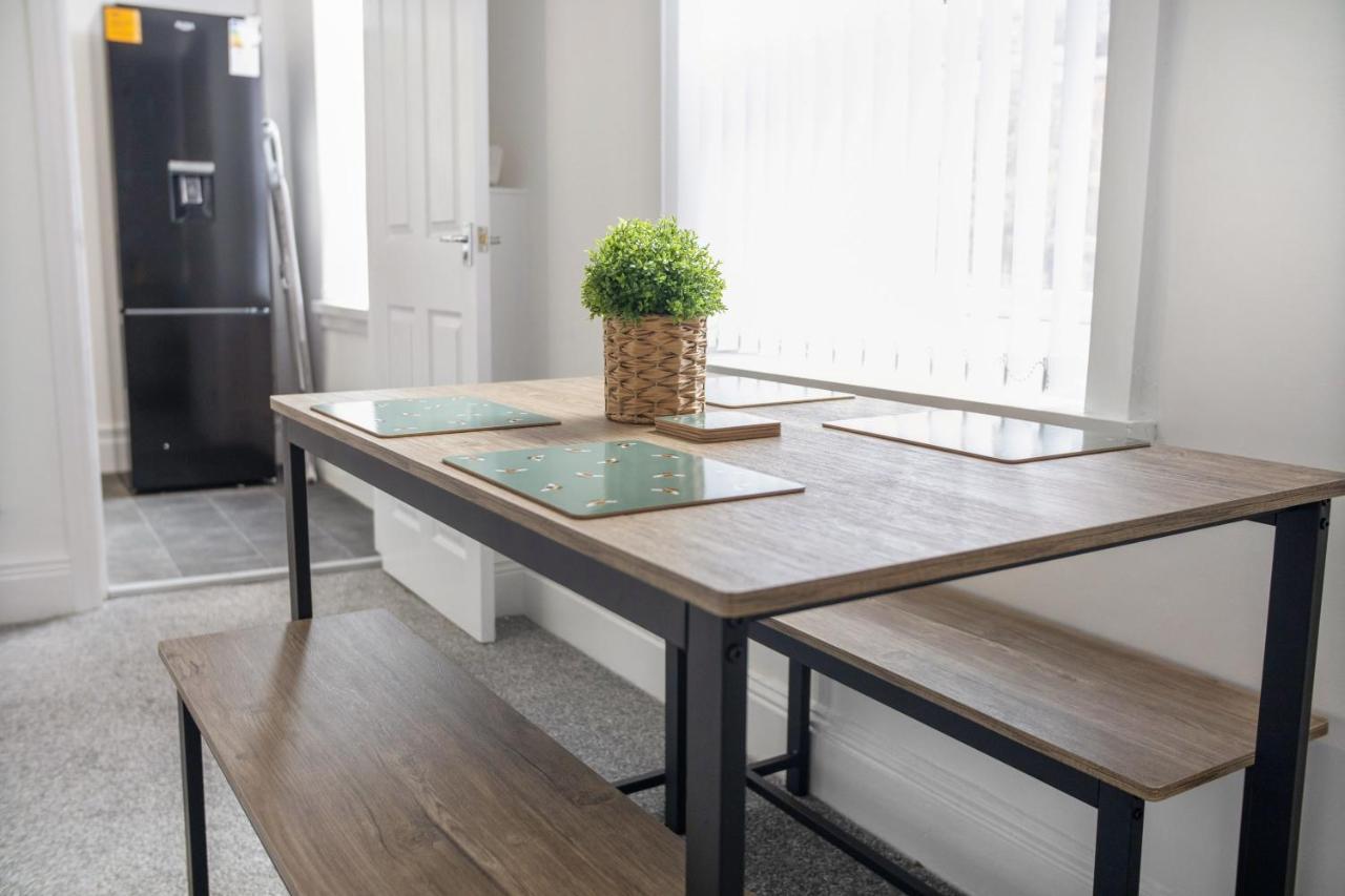 Stunning 4-Bedroom, 2 Bathrooms In Sunderland Sunderland  Bagian luar foto