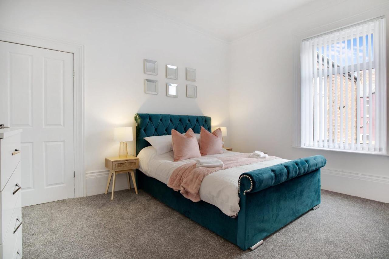 Stunning 4-Bedroom, 2 Bathrooms In Sunderland Sunderland  Bagian luar foto