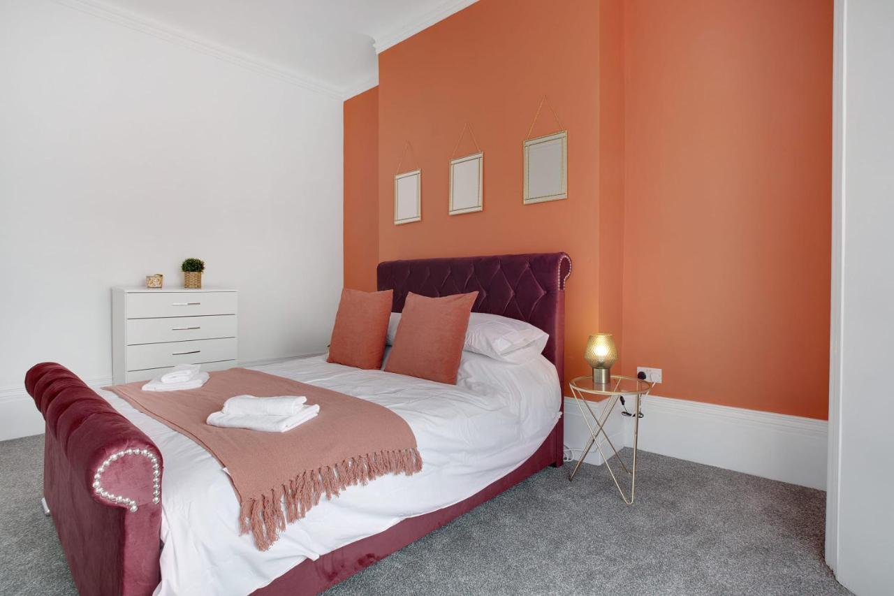 Stunning 4-Bedroom, 2 Bathrooms In Sunderland Sunderland  Bagian luar foto